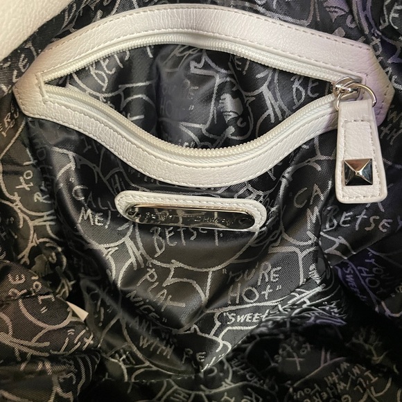 Betsy Johnson Large hand bag. Color: White - Picture 12 of 16